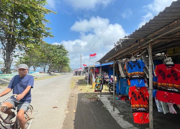 Sepi Pembeli, Penjual Baju di Teluk Penyu Keluhkan Pajak tidak Sesuai dengan Hasil