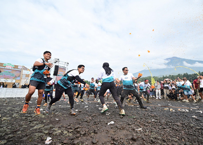 Festival Gunung Slamet 2025, Tetap Seru Meski Perang Tomat Diganti Perang Air