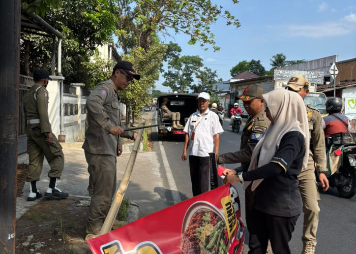 Reklame Liar Rugikan Kas Daerah, Tim Gabungan Turunkan 49 Reklame di Purbalingga