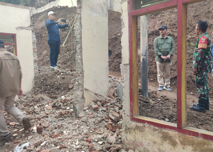 Lima Rumah Rusak Diterjang Longsor di Rembang dan Karangmoncol