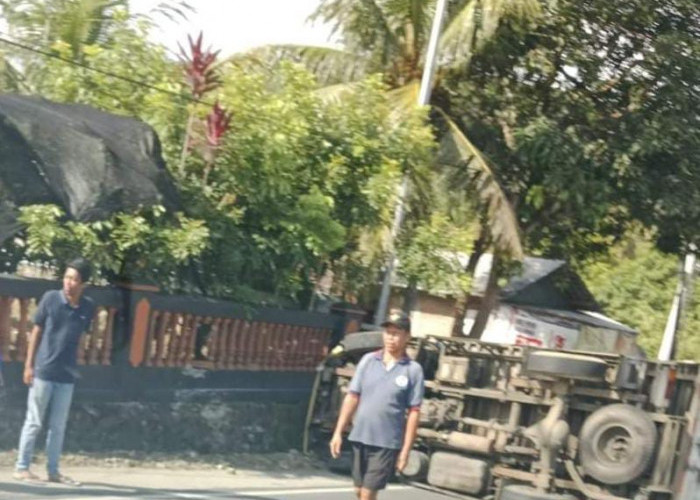 Diduga Kurang Konsentrasi, Sebuah Truk Boks Terguling di Jalan Raya Rawalo - Patikraja