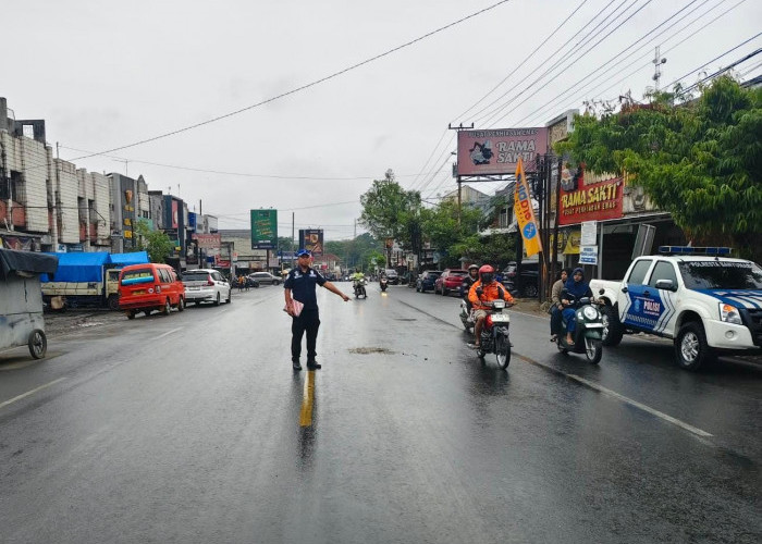 Motor Oleng Tabrak Truk Tronton di Karanglewas Banyumas, Pelajar 17 Tahun Alami Luka Berat