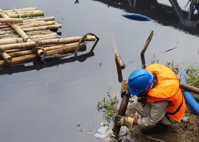 DLH Lakukan Uji Sampel Kadar Minyak Pada Air Sungai Jambu Cilacap