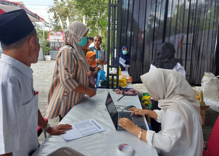 Warga Serbu Bazar Sembako Murah PMI