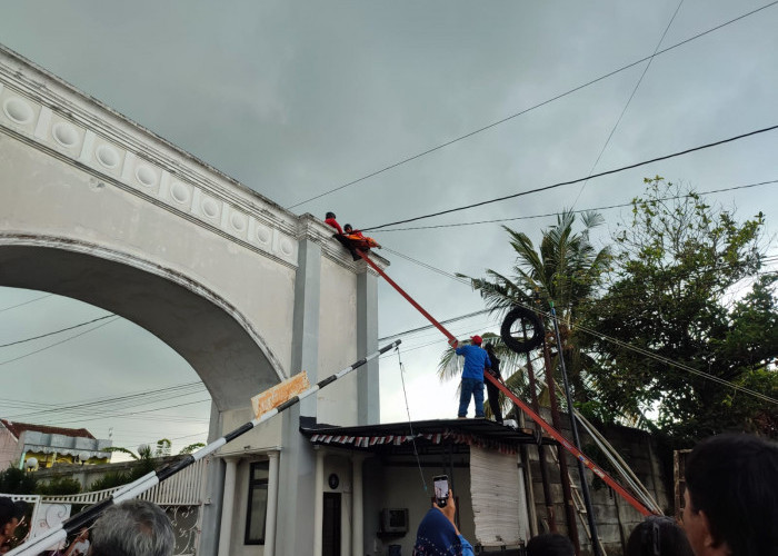 Perbaiki Atap Gerbang Perumahan, Pria Ditemukan Meninggal Diduga Tersengat Listrik