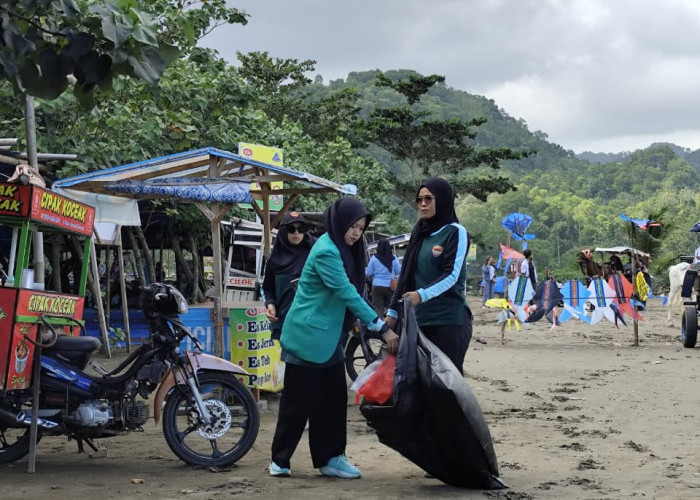 Kampanye Jaga Lingkungan Garfa Banyumas Bersih-bersih Pantai Jetis