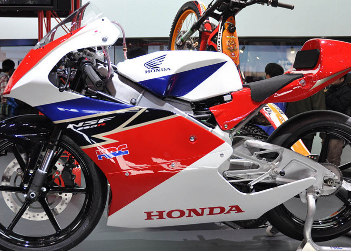 Kupas Lengkap Honda NSF250R, Motor Balap Ringan Bertaring Tajam yang Wajib Kamu Tahu