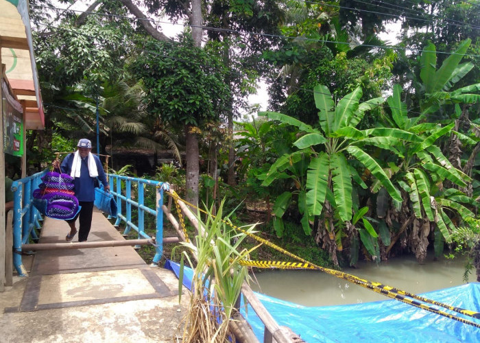 Imbas Bahu Jalan Nasional di Kemranjen Longsor, Jembatan Hanya untuk Pejalan Kaki