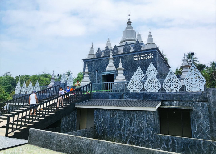 25 Gunungan dan 9 Kubah Stupa, Masjid Watu Sanggar Purbalingga Padukan Islam-Jawa