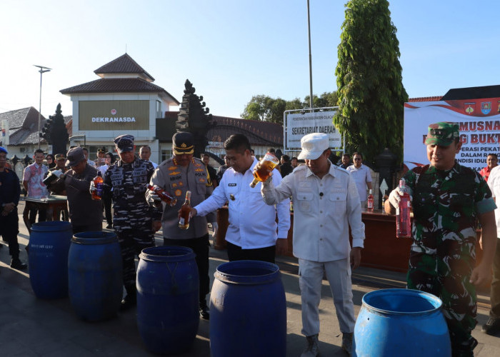 Jelang Lebaran, Polresta Cilacap Musnahkan 898 Botol Miras dan Ratusan Knalpot Brong