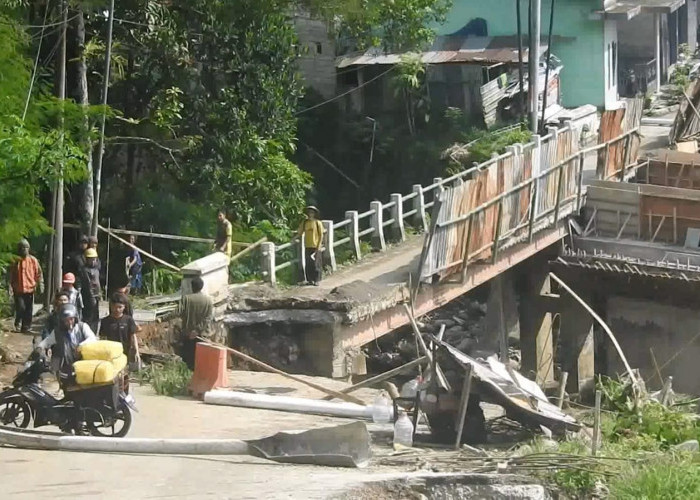 Jembatan Panaraban Ambrol Dihantam Banjir, Akses ke Dieng Lumpuh Total