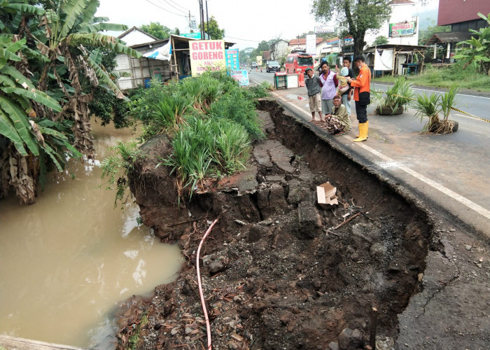 Jalan Nasional di Kemranjen Banyumas Diberlakukan Buka Tutup Akibat Longsor di Bahu Jalan  