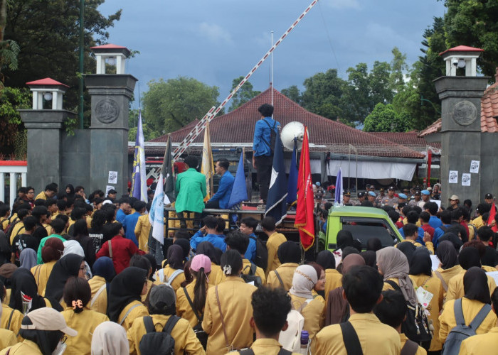 Mahasiswa di Banyumas Saling Dorong Dengan Aparat, Tuntut Pemerataan Pendidikan dan Kesejahteraan Buruh