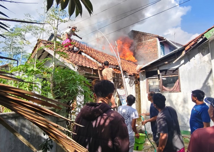 Kebakaran Rumah di Kutabanjarnegara, Warga Bantu Padamkan Api di Tengah Krisis Air