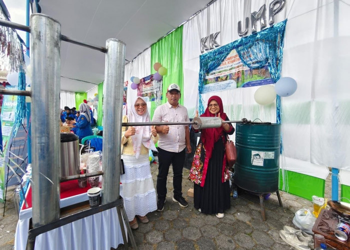 Mahasiswa KKN UMP 2026 dan Pemuda Desa Kwadungan Kolaborasi Olah Sampah Plastik Menjadi Bahan Bakar Alternatif