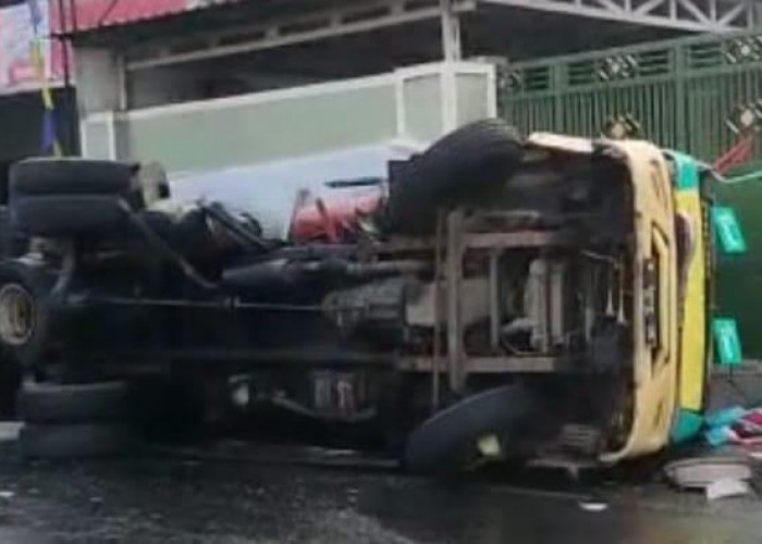 Oleng, Bus Vs Truk Tangki Adu Banteng di Jalan Raya Wangon