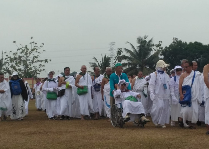 20 Calhaj Banyumas Berangkat Membawa Kursi Roda, Jemaah Diminta Jaga Kesehatan