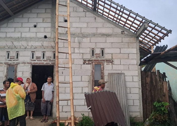 Angin Puting Beliung Terjang Sikapat Sumbang, Empat Rumah Rusak Berat 