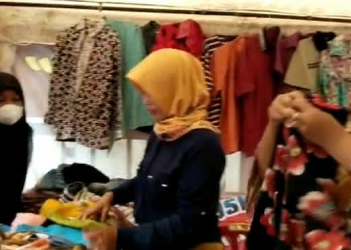  Stand Baju Bekas Diserbu Pengunjung