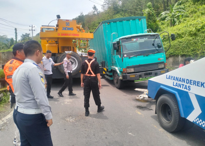 Truk Mogok di Perlintasan Sebidang Masih Diperbaiki, Sampai Saat Ini Sebabkan Antrean Kendaraan