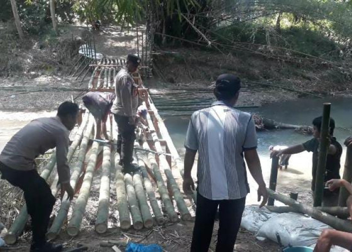 Jembatan Lopasir Wangon Direhabilitasi, Warga dan Polisi Gotong Royong Bangun Jembatan Darurat 