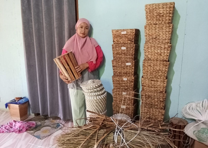 Mengenal Supinah, Pengrajin Anyaman Mendong Kalisalak, Produk Tembus Ekspor Amerika