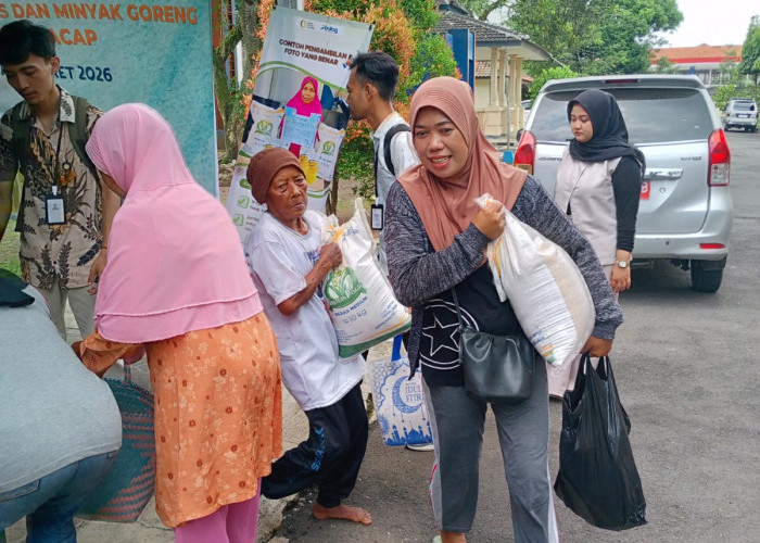 Ribuan Warga Maos Cilacap Terima Bantuan Pangan