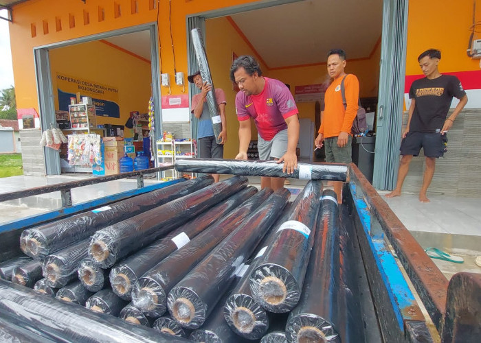 Perajin Jas Hujan Bojongsari Lebih Mudah Dapat Bahan Baku