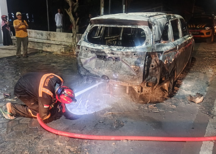 Mobil Tiba-Tiba Terbakar di Jalan Raya Slarang Cilacap, Diduga Akibat Korsleting