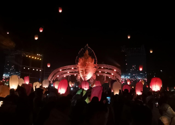 Langit Dieng Dipenuhi Ribuan Lampion, Membawa Doa dan Harapan Wisatawan