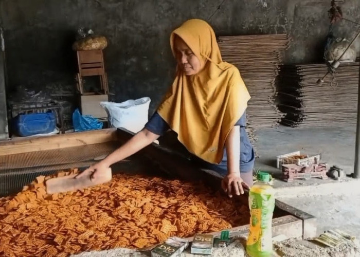 Berawal dari Jualan Keliling, Kayah Raup Omzet Rp50 Juta dari Usaha Kerupuk