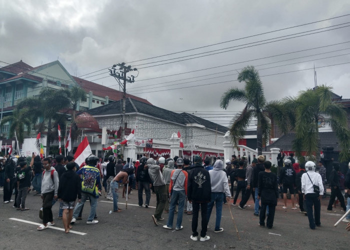 Aksi Demontrasi di Depan DPRD Cilacap Ricuh