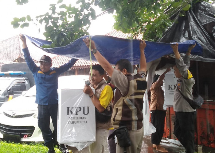 Hujan, Penjemputan Logistik Pilkada ke PPS Desa/Kelurahan di Kecamatan Sumpiuh Ditutupi Terpal