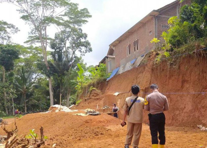 Tiap Kali Hujan Turun, Sembilan Jiwa di Karangrau Mengungsi Karena Dampak Proyek Galian Tanah, Tembok Retak 