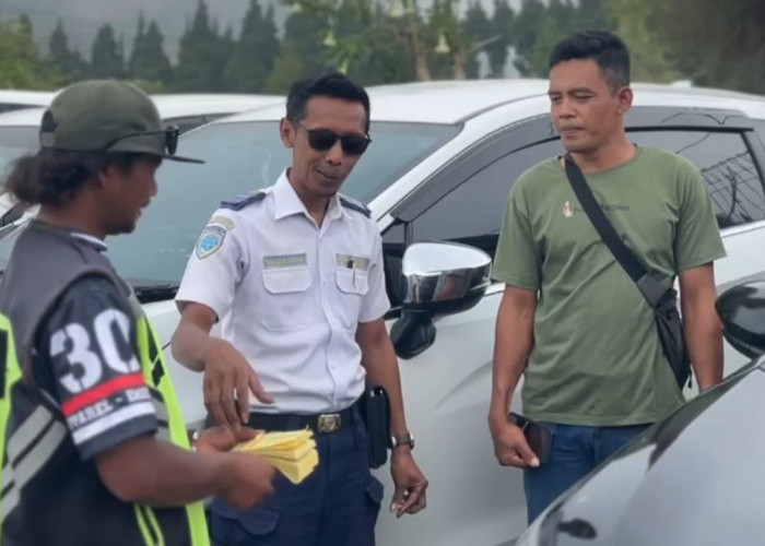 Wisatawan Candi Arjuna Protes Ditarik Bayar Parkir, Padahal Hanya Putar Balik