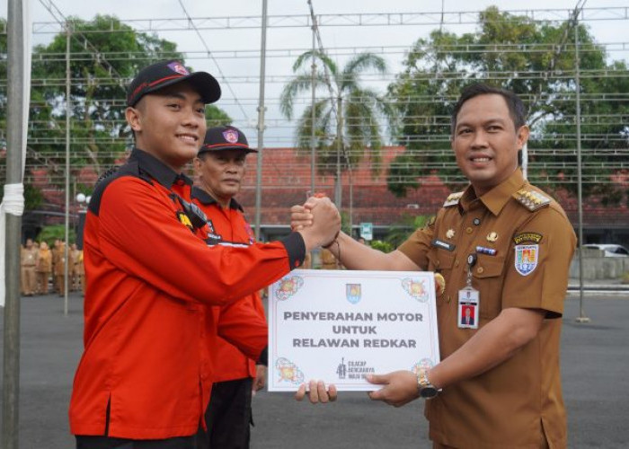 Bupati Cilacap Ganti Motor Redkar yang Terbakar Saat Demo di Gedung DPRD Cilacap yang Berakhir Ricuh