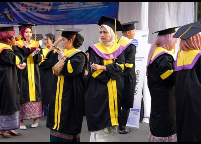 UT Purwokerto Wisuda 232 Mahasiswa, Dari Guru hingga Ibu Rumah Tangga Berhasil Raih Gelar