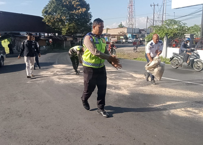 Tumpahan Solar di Tikungan Terminal Bobotsari, Sejumlah Pengendara Sepeda Motor Jatuh Tergelincir