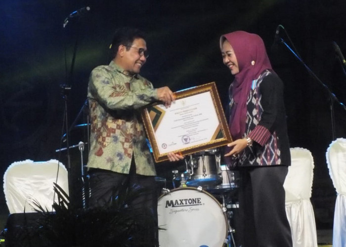 Ubah PNPM Jadi BUMDES Bersama, Bupati Tiwi Raih Penghargaan Nasional