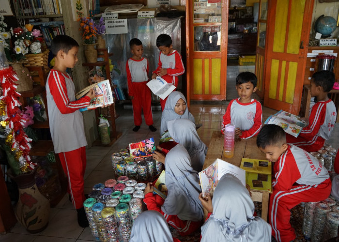 Perpustakaan Bergerak Limbah Pustaka Muntang Raih Penghargaan Perpustakaan Terbaik dari Perpusnas RI