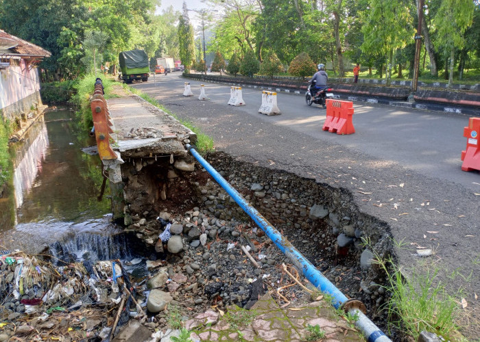 Sering Jadi Parkir Truk, Trotoar dan Jalan di Selabaya Ambles Lagi Meski Baru Diperbaiki Tahun Lalu