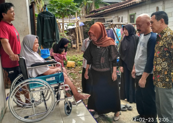 Penyandang Disabilitas Desa Ciberung Terima Bantuan Kursi Roda