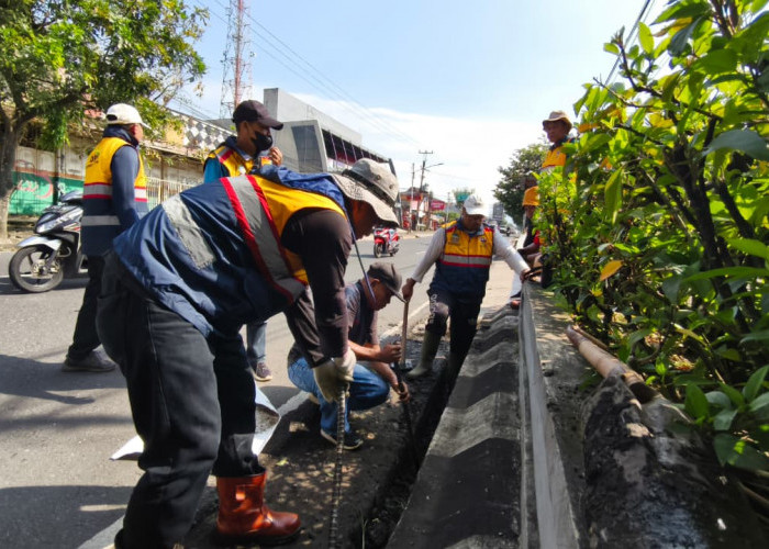 Drainase Tertutup Simpang Unsoed Purwokerto Rawan Genangan, DPU Temukan Sedimen dan Saluran Tertutup Plat 