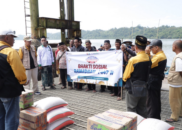 Jelang Idulfitri, Bazma Pertamina Patra Niaga Kilang Cilacap Salurkan Bantuan Sosial untuk Warga Kampung Laut