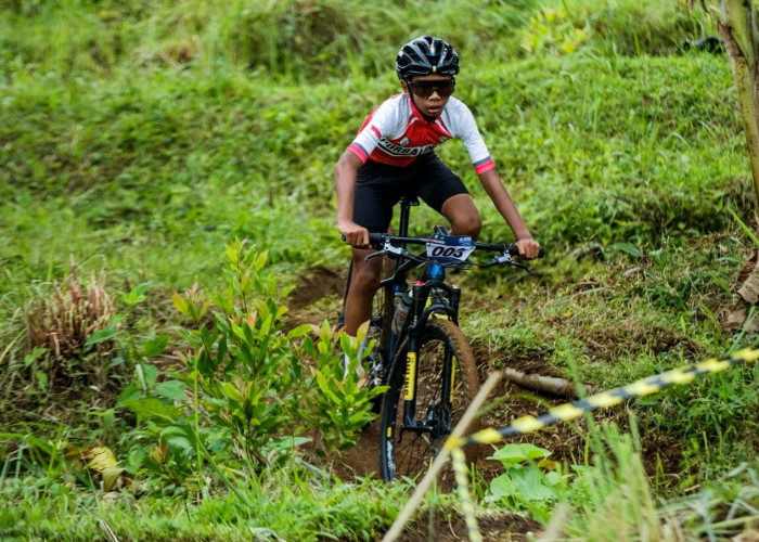 Pakai Sepeda Pinjaman, Atlet Balap Sepeda XCO Purbalingga Juara 2 Selekda Jawa Tengah