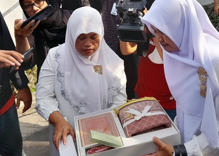 Bingkisan Buat Warga di Semaan Al-Qur'an Erina Gudono Calon Istri Kaesang, Ibu-Ibu : Alhamdulillah, Wangi