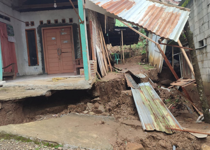 Bencana Tanah Bergerak di Desa Maribaya, Dua Rumah Roboh dan 20 KK Mengungsi