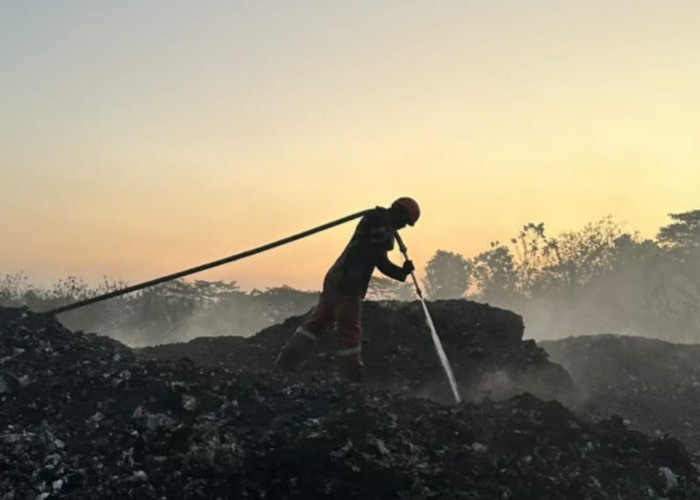 Api TPST Kedungrandu Ditangani Tujuh Jam di Banyumas, Angin Kencang Dan Air Terbatas Hambat Pemadaman