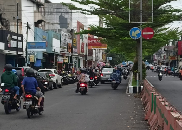 Usai Terima THR, Pertokoan Jalan Jensoed Jadi Tujuan Pekerja Pabrik