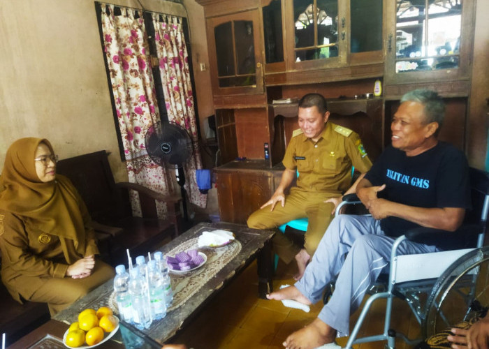 Dua Lansia di Banjarnegara Terima Bantuan Kursi Roda